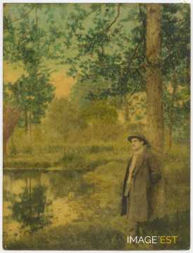 André Schaeffer adossé à un arbre