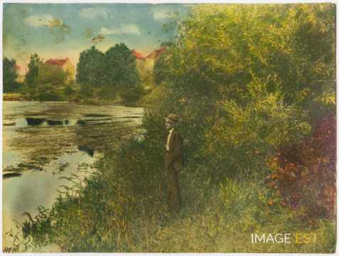 André Schaeffer près d'un cours d'eau
