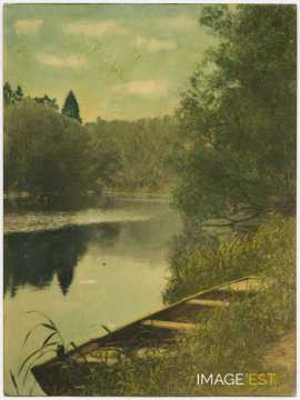 Barque au bord d'un étang