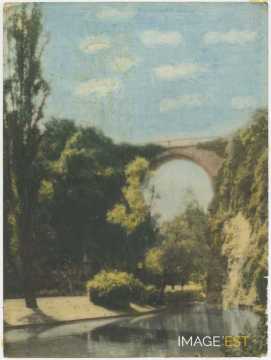 Viaduc sur un cours d'eau