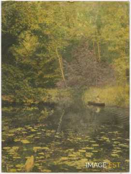 Canoé sur un cours d'eau