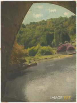 Sous l'arche d'un pont