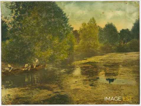 Enfants dans une barque