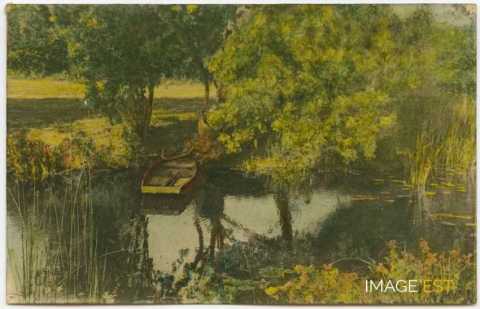 Barque sur un cours d'eau