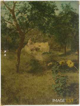 Femme assise sur un banc