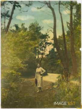 Hylda sur un chemin