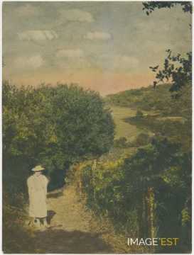 Femme sur un chemin