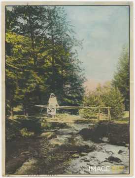Hylda sur une passerelle