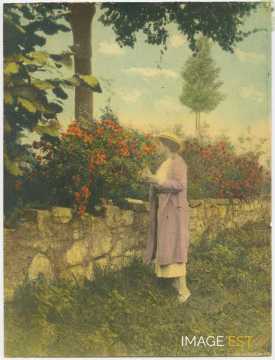 Hylda près d'un massif de fleurs