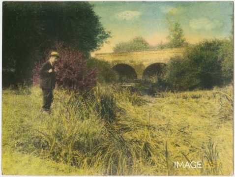 André Schaeffer près d'un pont