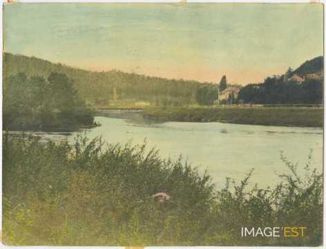 Hôtel près d'un cours d'eau