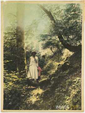 Hylda près d'un arbre