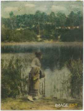 Hylda près d'un cours d'eau