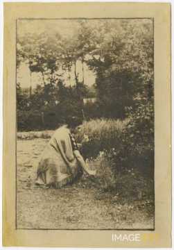 Hylda cueillant des fleurs