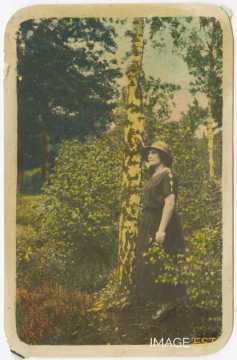 Hylda près d'un arbre