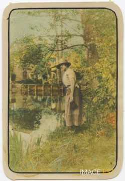 Hylda près d'un cours d'eau