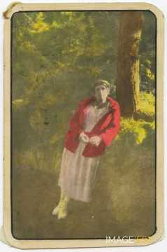 Hylda près d'un arbre