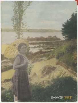 Hylda avec une ombrelle