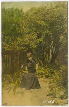 Femme assise sur une chaise