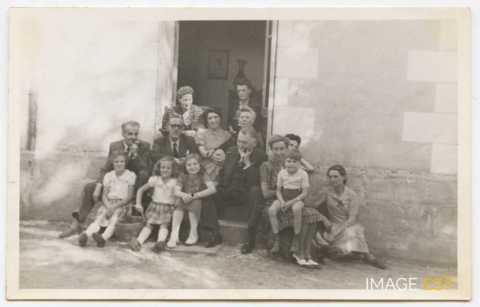 Groupe de d'adultes et d'enfants