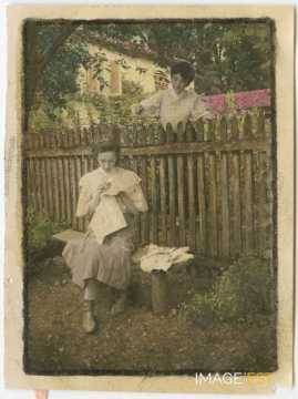 Jeune fille brodant
