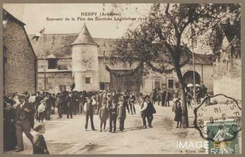 Hommes, femmes et enfants dans la rue (Herpy-l'Arlesienne)