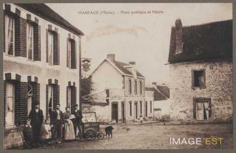 Place publique et mairie (Marfaux)