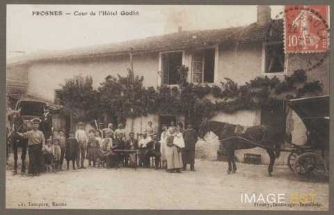 Cour de l'hôtel Godin (Prosnes)