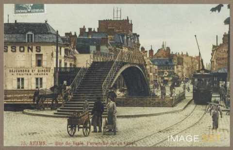 Passerelle surplombant le canal (Reims)
