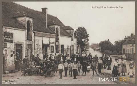 Devant le café Robert (Saint-Juste-Sauvage)