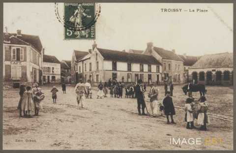 Une place (Troissy)