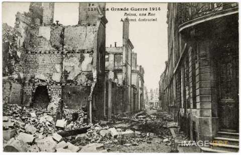 Une rue de Reims bombardée