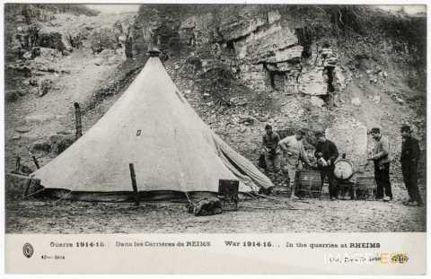 Soldats aux carrières de Reims