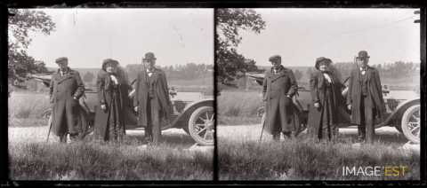 Devant une automobile (Ardennes ?)