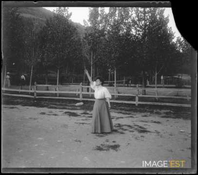 Femme tenant deux baguettes