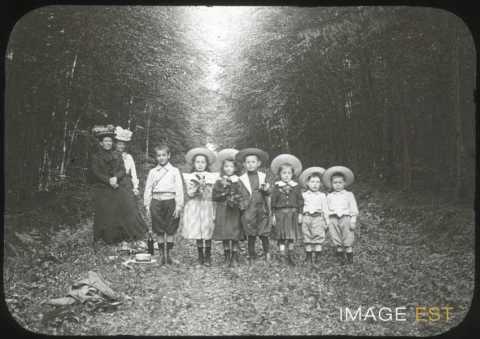 Groupe d'enfants et de femmes (Laneuvelotte ?)