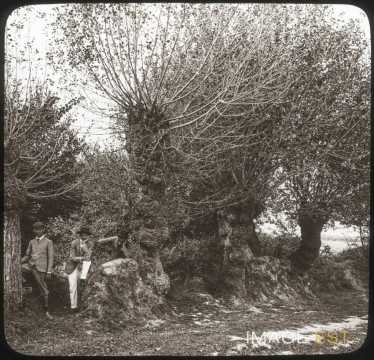 Groupe de trois hommes (Préfailles)