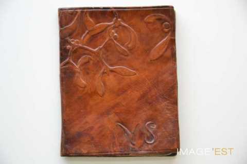 Carnet en cuir repoussé
