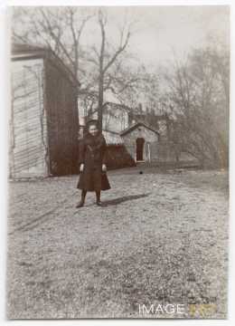 Jeune femme près de la maison du jardinier (Nancy)