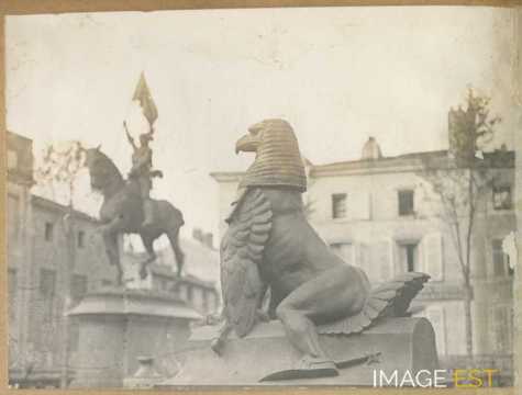 Chimère et statue équestre (Nancy)