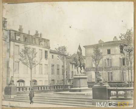 Chimères et statue équestre (Nancy)
