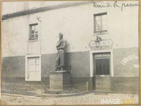 Statue de Mathieu de Dombasle