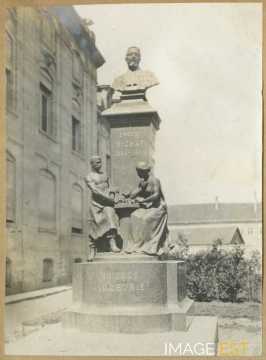 Statue de Ernest Bichat (1845-1905)