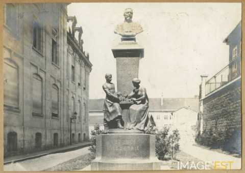 Statue de Ernest Bichat (1845-1905)