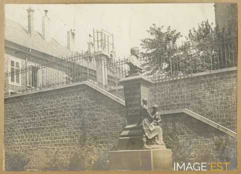 Statue de Ernest Bichat (1845-1905)