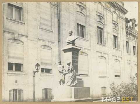 Statue de Ernest Bichat (1845-1905)