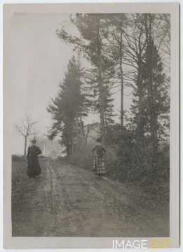 Femmes sur un chemin