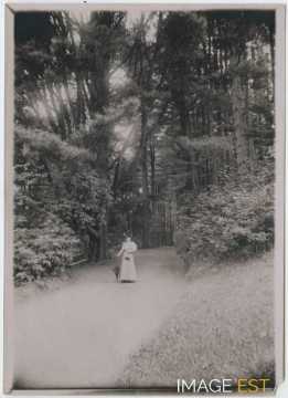 Femme en forêt