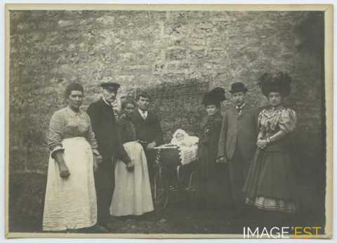 Groupe autour d'un landau