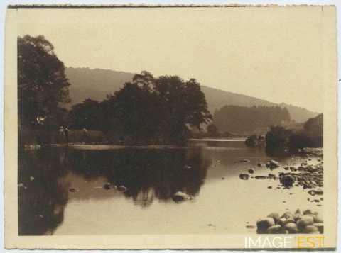 Pêcheurs au bord d'un cours d'eau